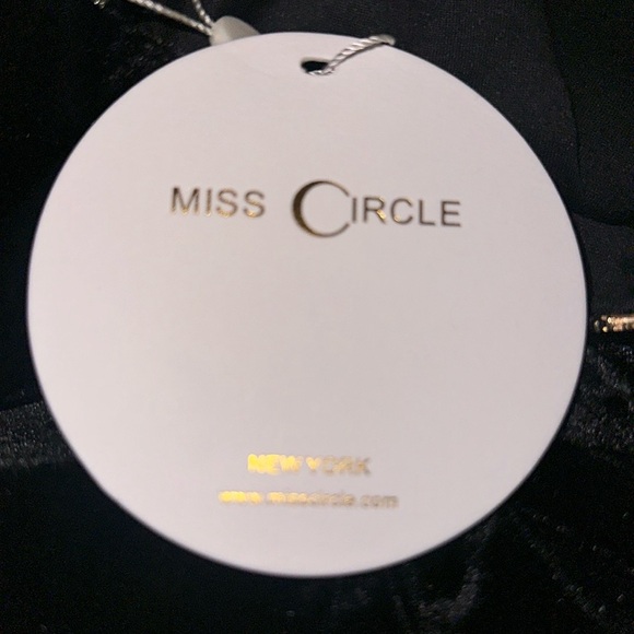 MISS CIRCLE FRANCESCA BLACK DEEP V CUTOUT VELVET GOWN WITH GOLD CHAIN - Picture 7 of 7